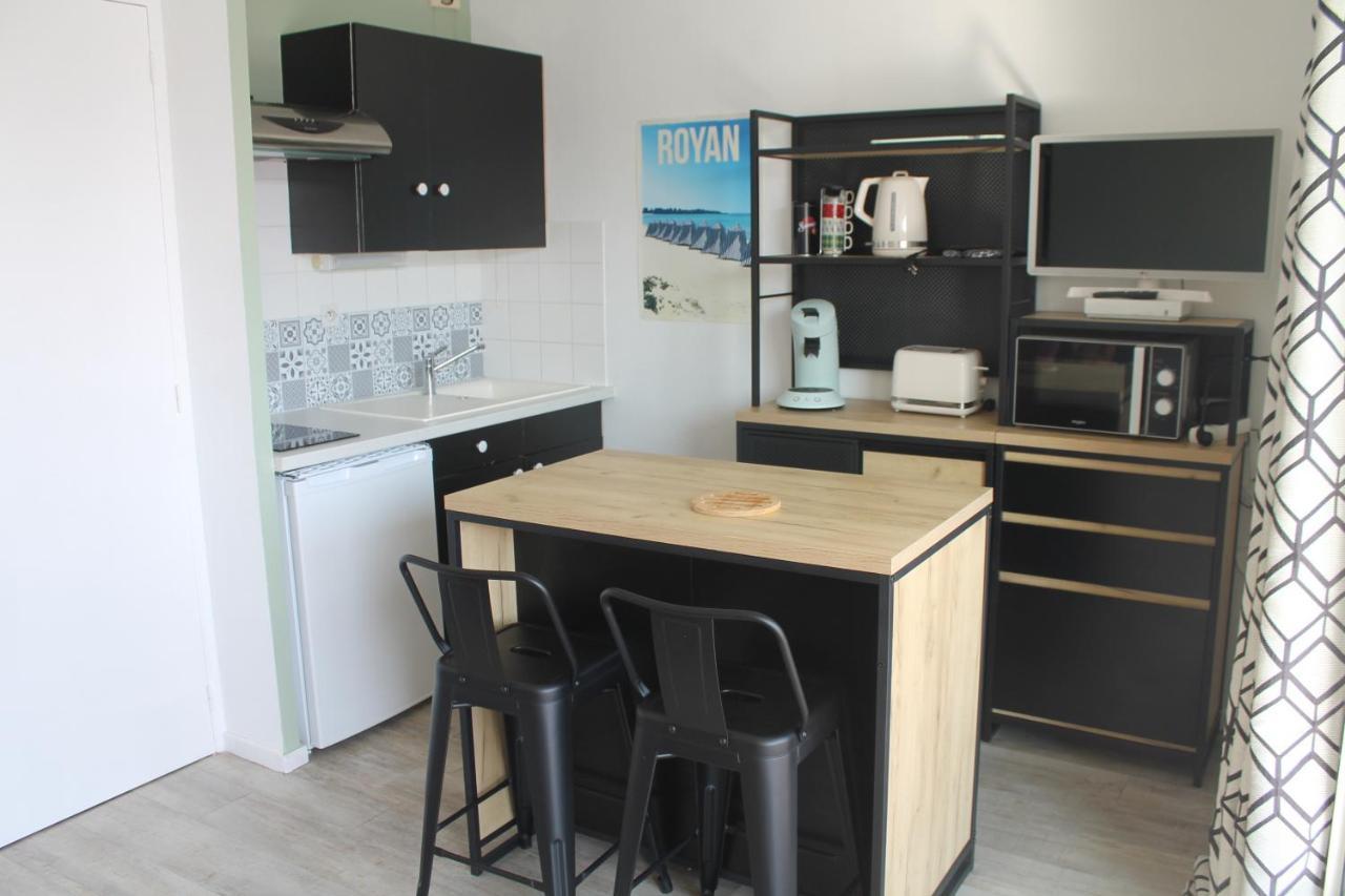 Studio Avec Parking Proche Plage Et Centre Apartment Royan Exterior photo